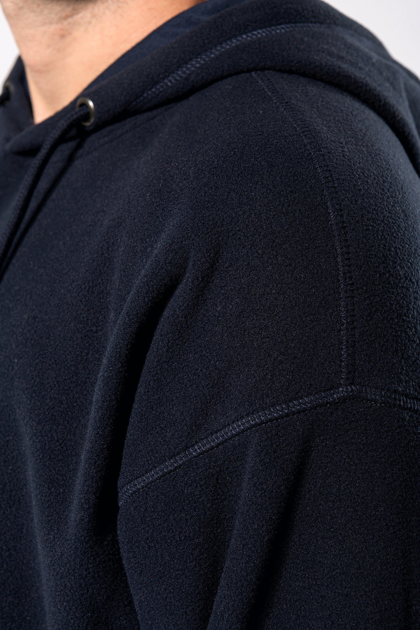 Oversized uniseks sweater met capuchon in gerecycleerd fleece
