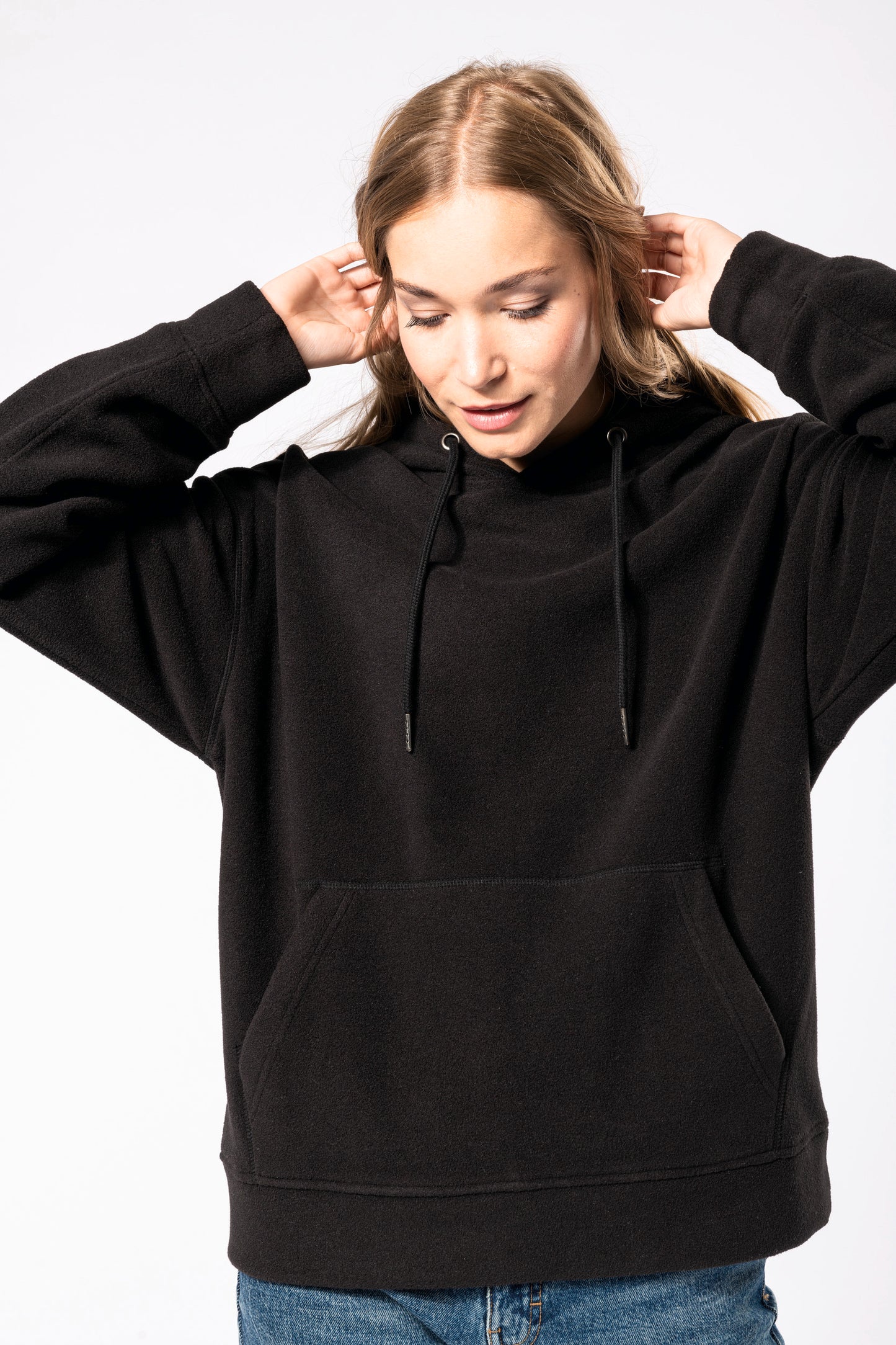 Oversized uniseks sweater met capuchon in gerecycleerd fleece