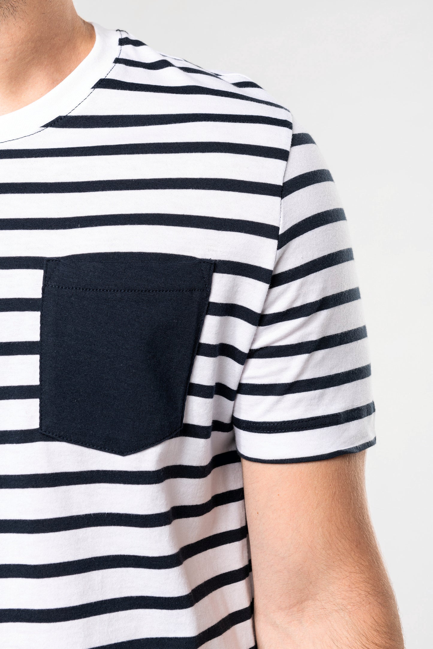 Gestreept T-shirt met zak en korte mouwen