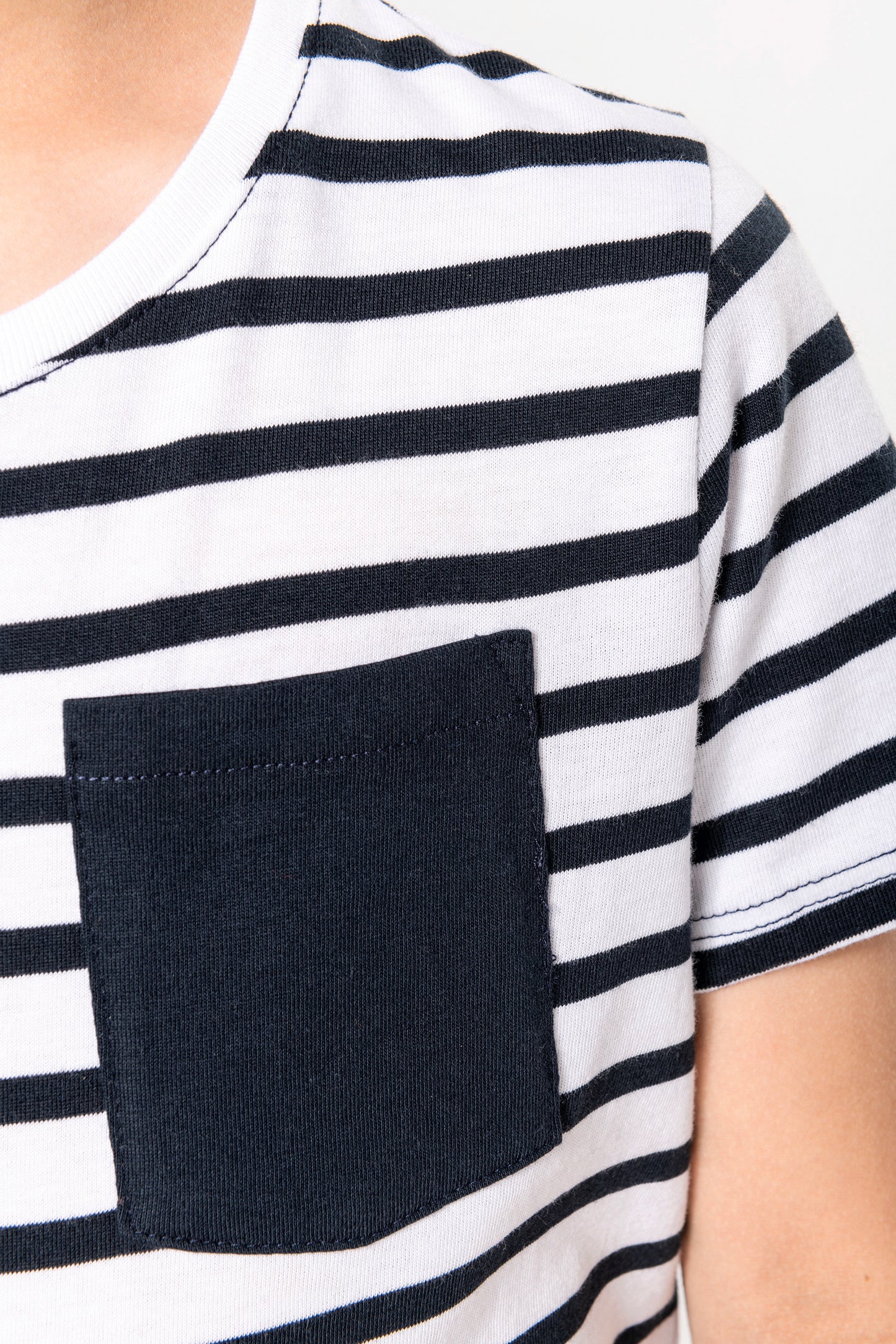 Gestreept T-shirt met zak en korte mouwen kids