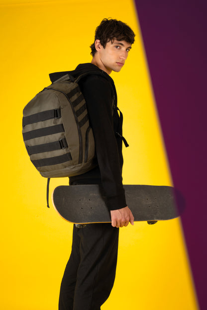 Trendy rugzak met skateboardvak