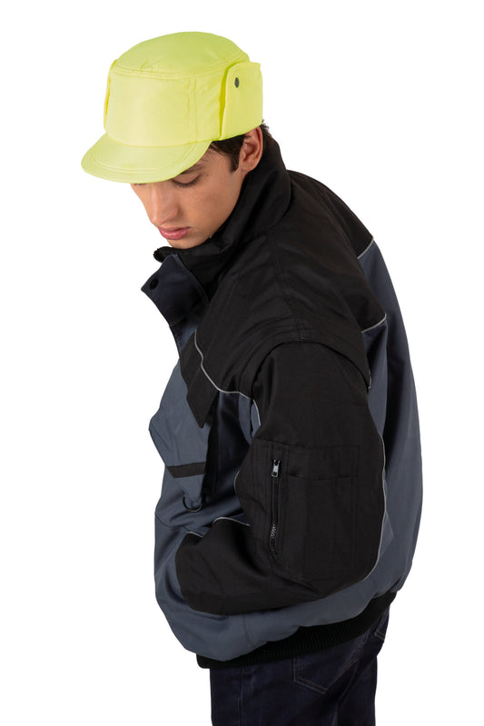 Pet met oorkleppen