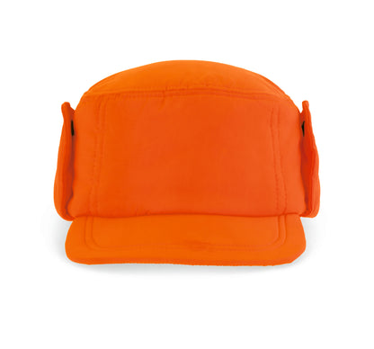 Pet met oorkleppen
