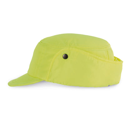 Pet met oorkleppen